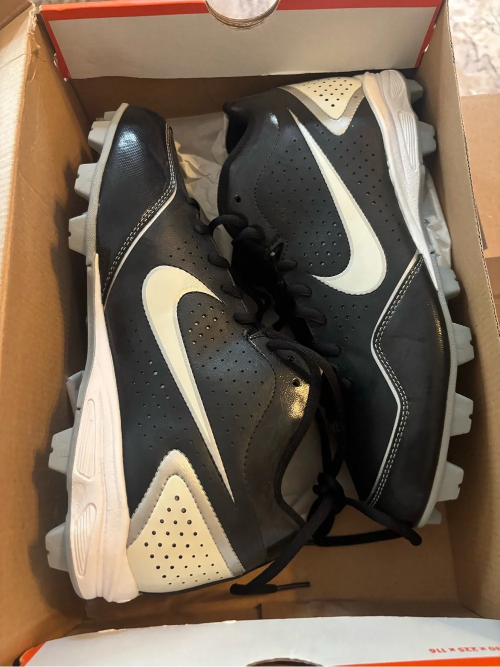 Nike Men’s Black/White baseball Cleats